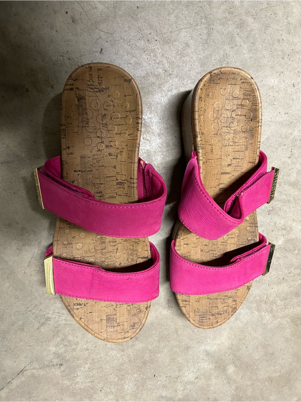 Vionic Podiatrist designed women’s slide in sandals. Hot pink w/ cork-like heels
